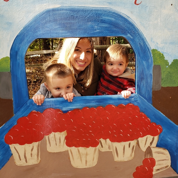 Meet your Posher, Nicole - Picture 3 of 4